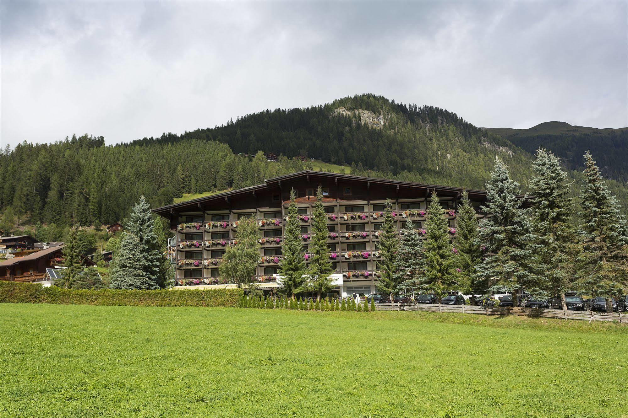 Hotel Alpenhof Sankt Jakob in Defereggen Exterior photo